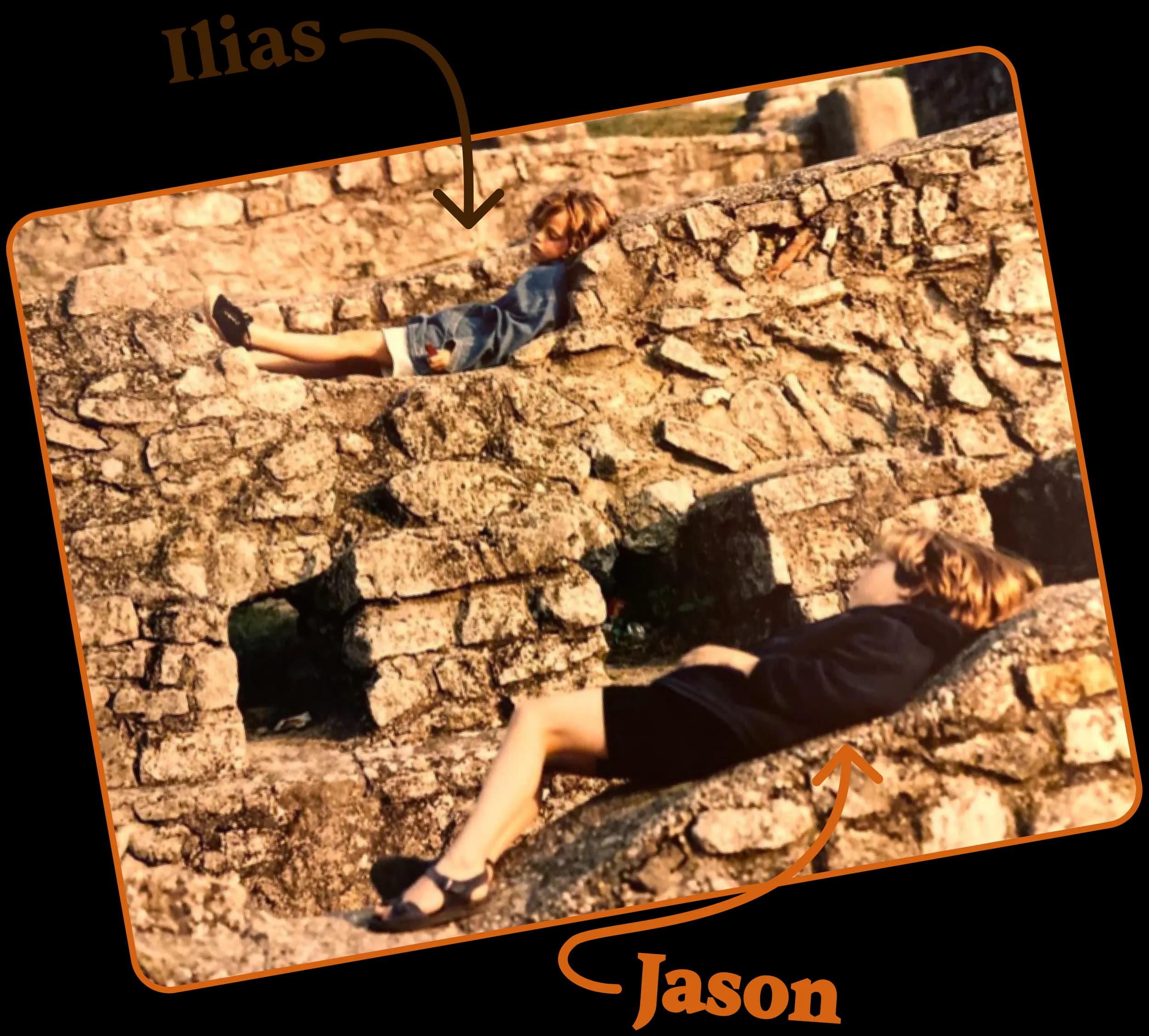 Ilias en Jason Halbgewachs als kinderen, zittend op oude ruïnes